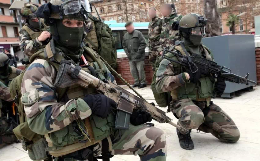 Photographie des uniformes et tenues opérationnelles de l'Armée de Terre