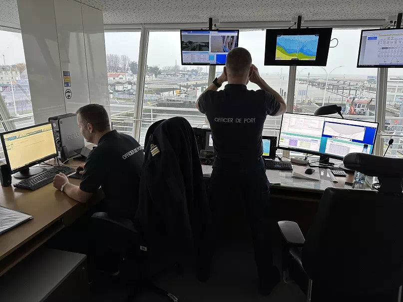 Exemple de tenue d'officier de port