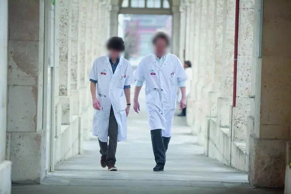 Tenue médecin praticien hospitalier